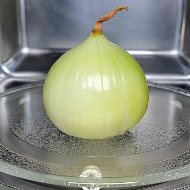 I had no idea! Fast and impressive: Using a microwave to cook onions and amaze your visitors.