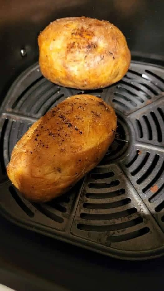 Baked potatoes are done in the air fryer for the first time