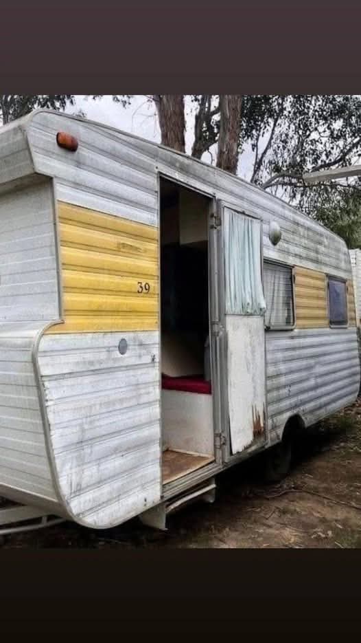Kind people gave a homeless woman an old trailer.