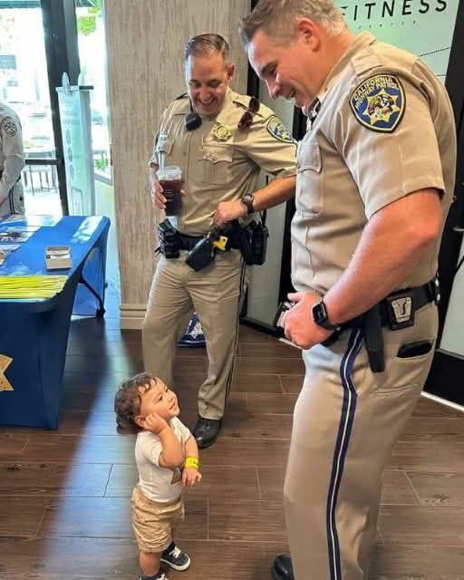 MY SON BECAME BEST FRIENDS WITH TWO POLICE OFFICERS WHILE I WAS JUST WAITING TO GET CASH FROM THE ATM