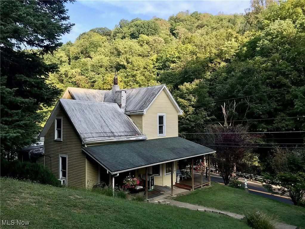 Endless Possibilities Await – 3-Bedroom Fixer-Upper on 2.5 Acres with Garage & Shed
