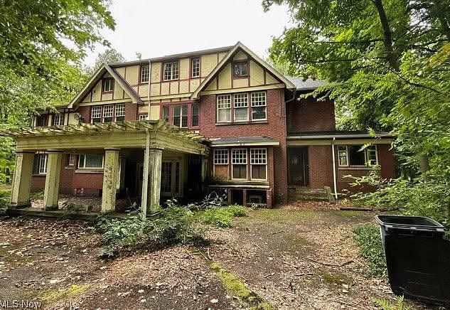 7 bedrooms/6 bathrooms! Diamond in the Rough!