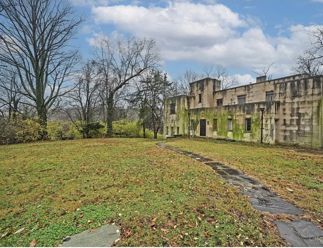 4-Bedroom Contemporary Home with Private Pool