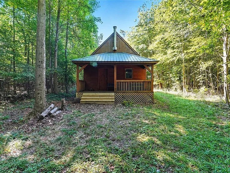 Off-Grid Cabin Retreat with Wooded Privacy, Solar Setup & Rustic Charm