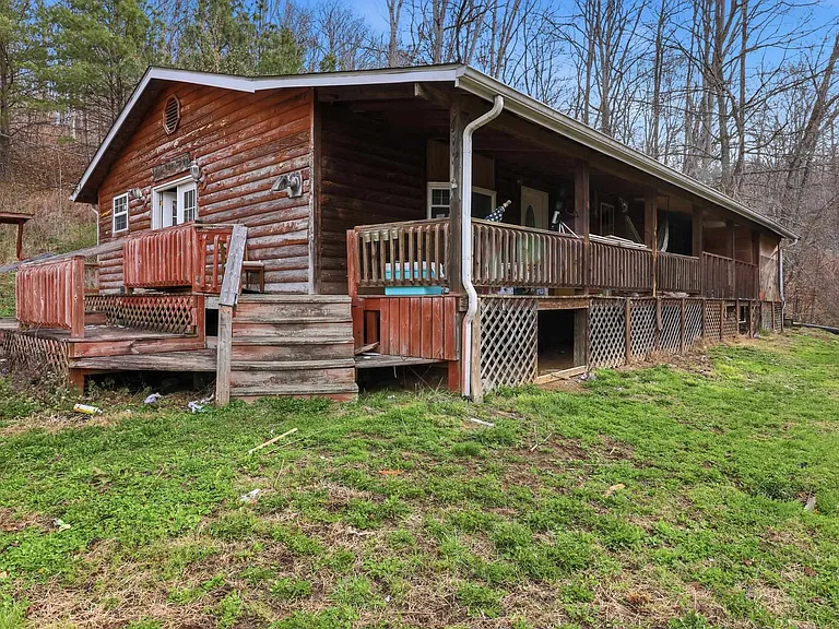 Private Rustic Ranch Retreat with Scenic Wooded Surroundings, Spacious Porch, and Peaceful Country Living