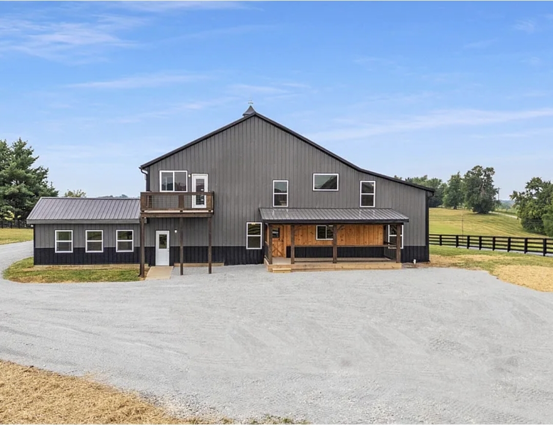 Modern Barndominium with Expansive Workshop Space and Flexible Living Options