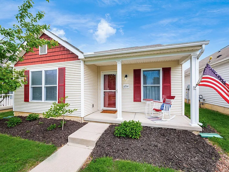 Move-In Ready Contemporary Home with First-Floor Owner’s Suite and Stylish Modern Updates