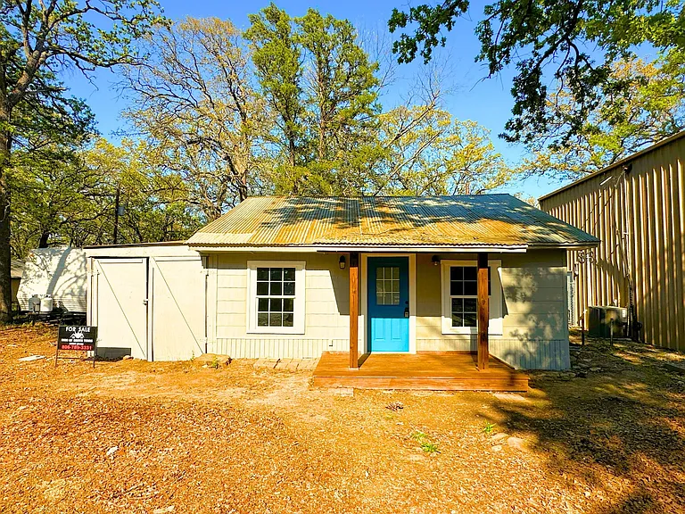 Affordable Gated Lake Retreat with 2 Bedrooms, Cozy Interior & Excellent Weekend Getaway Potential