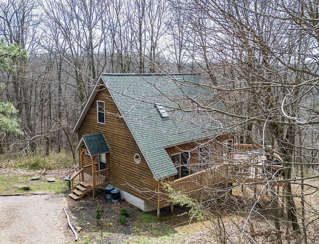 3 Beds 2 baths Cabin Retreat, Hot Tub, Loft, Walk-Out Lower Level, and Stunning Forest Views