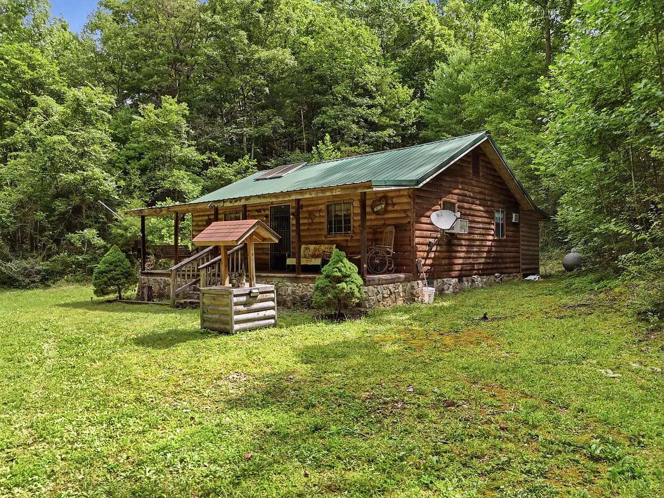 Off-Grid Cabin 1 Bedroom 1 Bathroom with Solar Power