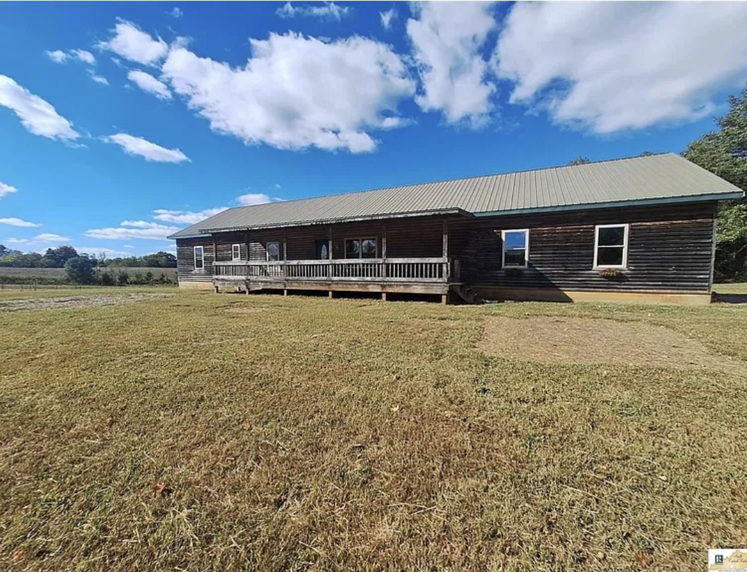 4 bedroom, 3 bathroom Log-Sided Country Home on 13.14 Acres