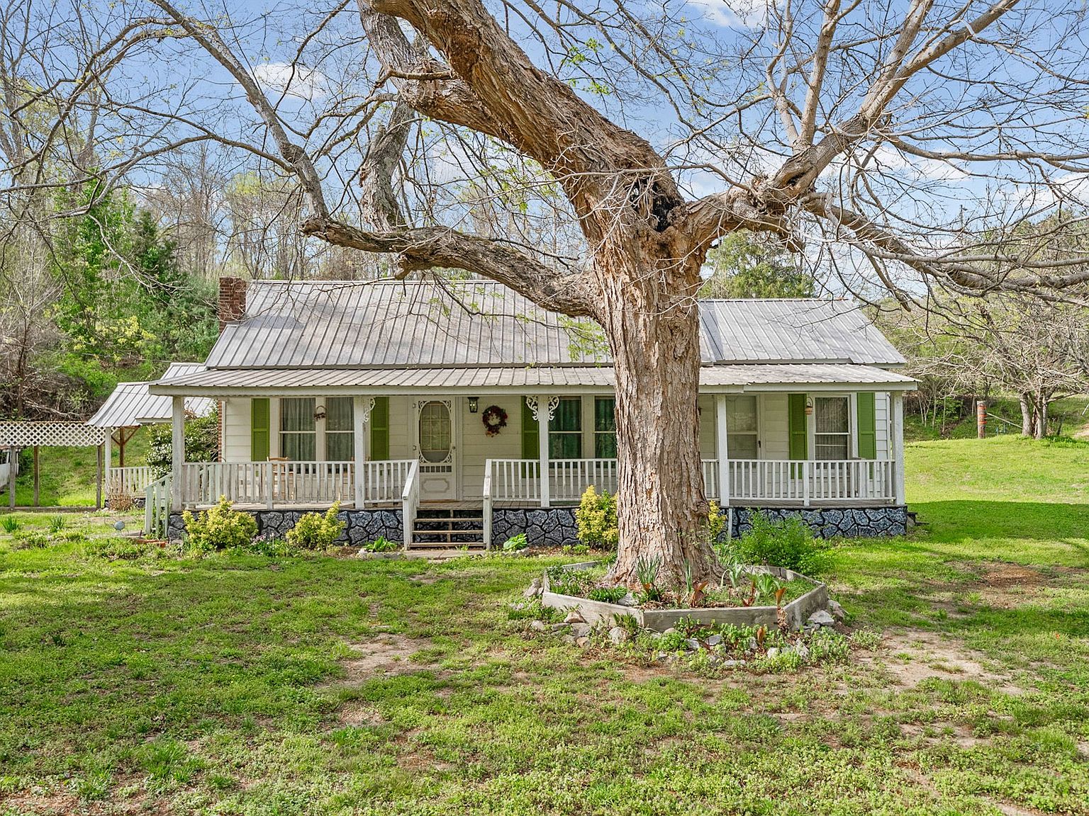 149,000. Beautiful Farmhouse, Creek, Pasture and Amazing Views