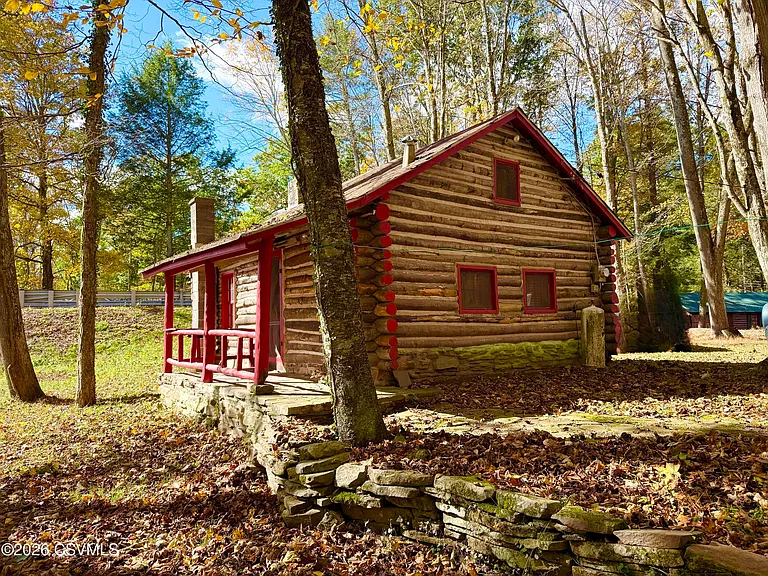 Rustic Log Cabin with 1 Bedroom, Stone Fireplace, Loft
